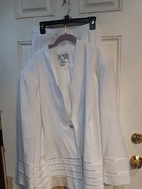 G.M.I. Woman White Women's Tailored Single-Button Blazer And Skirt